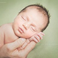 Die kleine Eliza als Neugeborene beim Homeshooting.