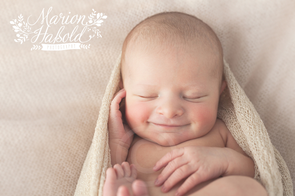 Neugeborenenshooting mit 6 Tage altem Nikolaustag-Baby aus Esslingen
