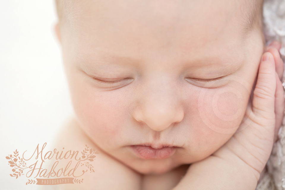 Neugeborenenshooting mit 6 Tage altem Nikolaustag-Baby aus Esslingen 4 Neugeborenenfotos_Esslingen-14