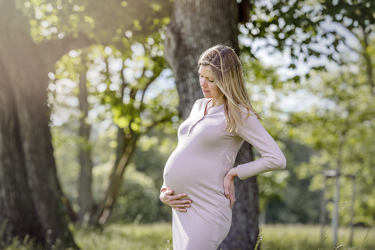 Traumhafte Babybauchfotos und Schwangerschaftsbilder 10 Traumhaftes Babybauchbild im Park