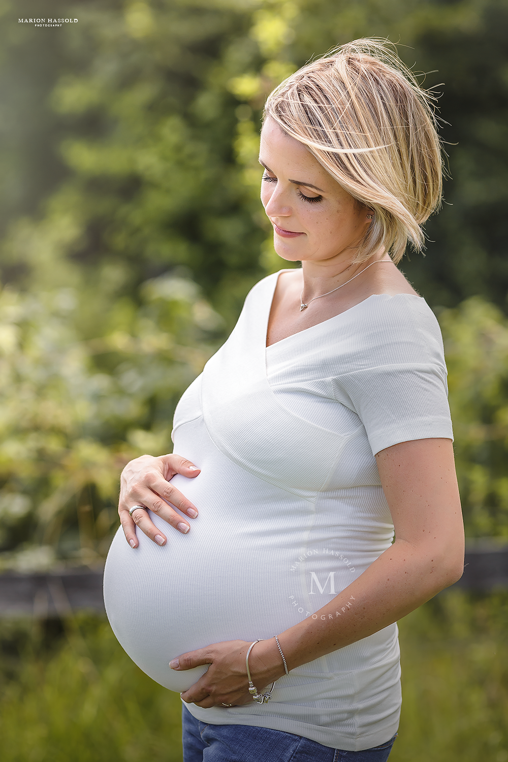 Traumhafte Babybauchfotos und Schwangerschaftsbilder 19 Babybauchbild im Grünen