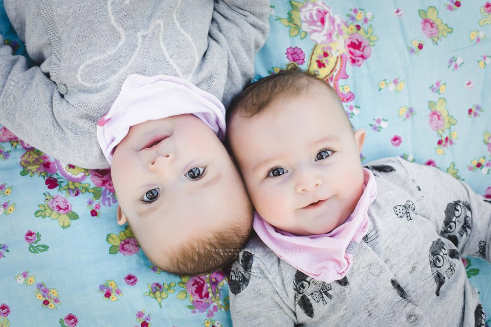 Zwillingsfotos mit Babys