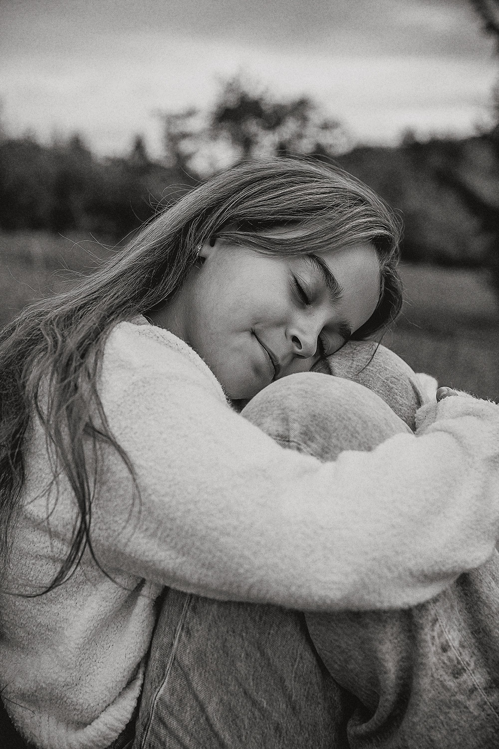 Verträumte Familienfotos im Freien 7 Modernes Kinderporträt in Schwarz-Weiß