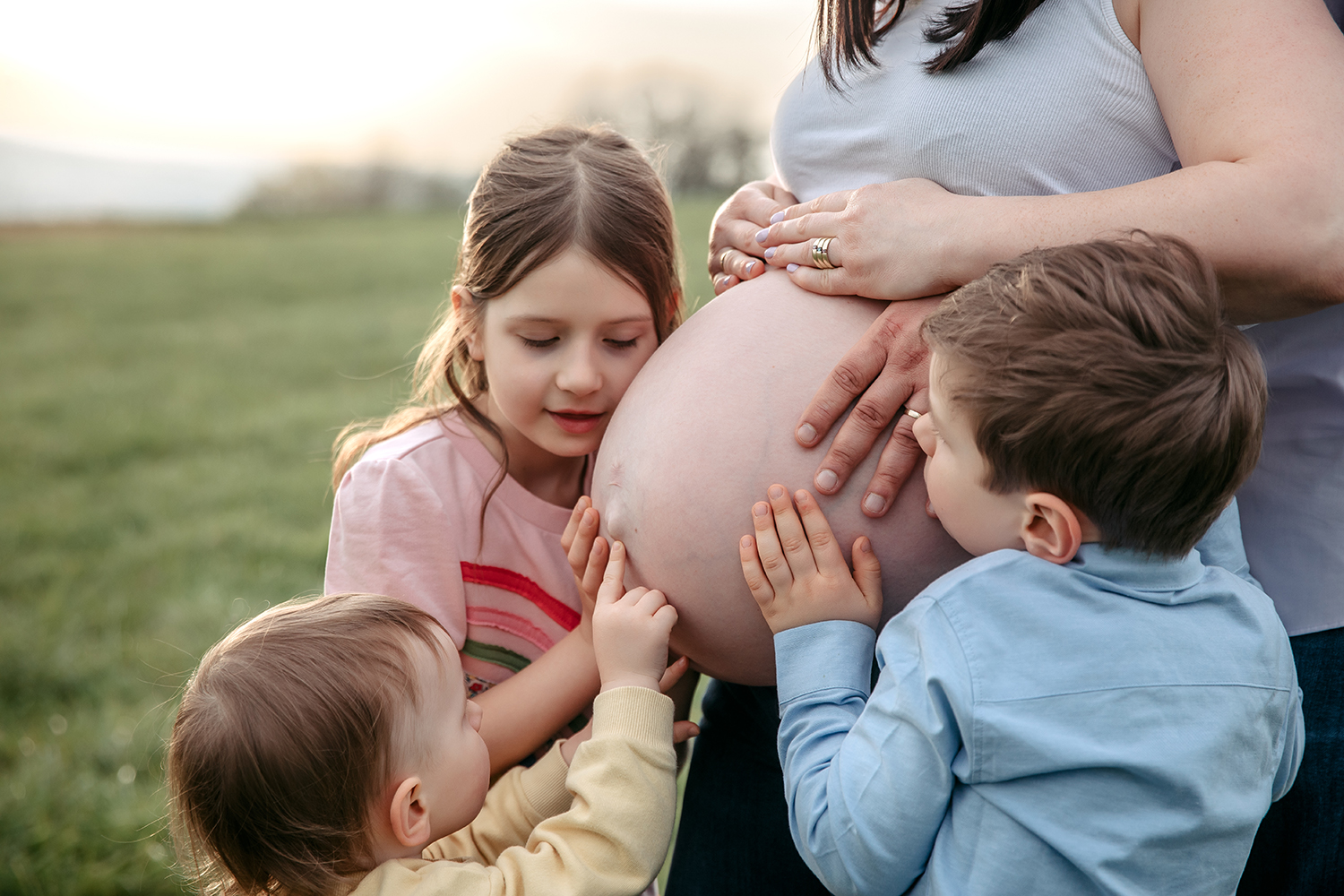 Traumhafte Babybauchfotos und Schwangerschaftsbilder 23 Babybauchfoto mit Geschwisterkindern