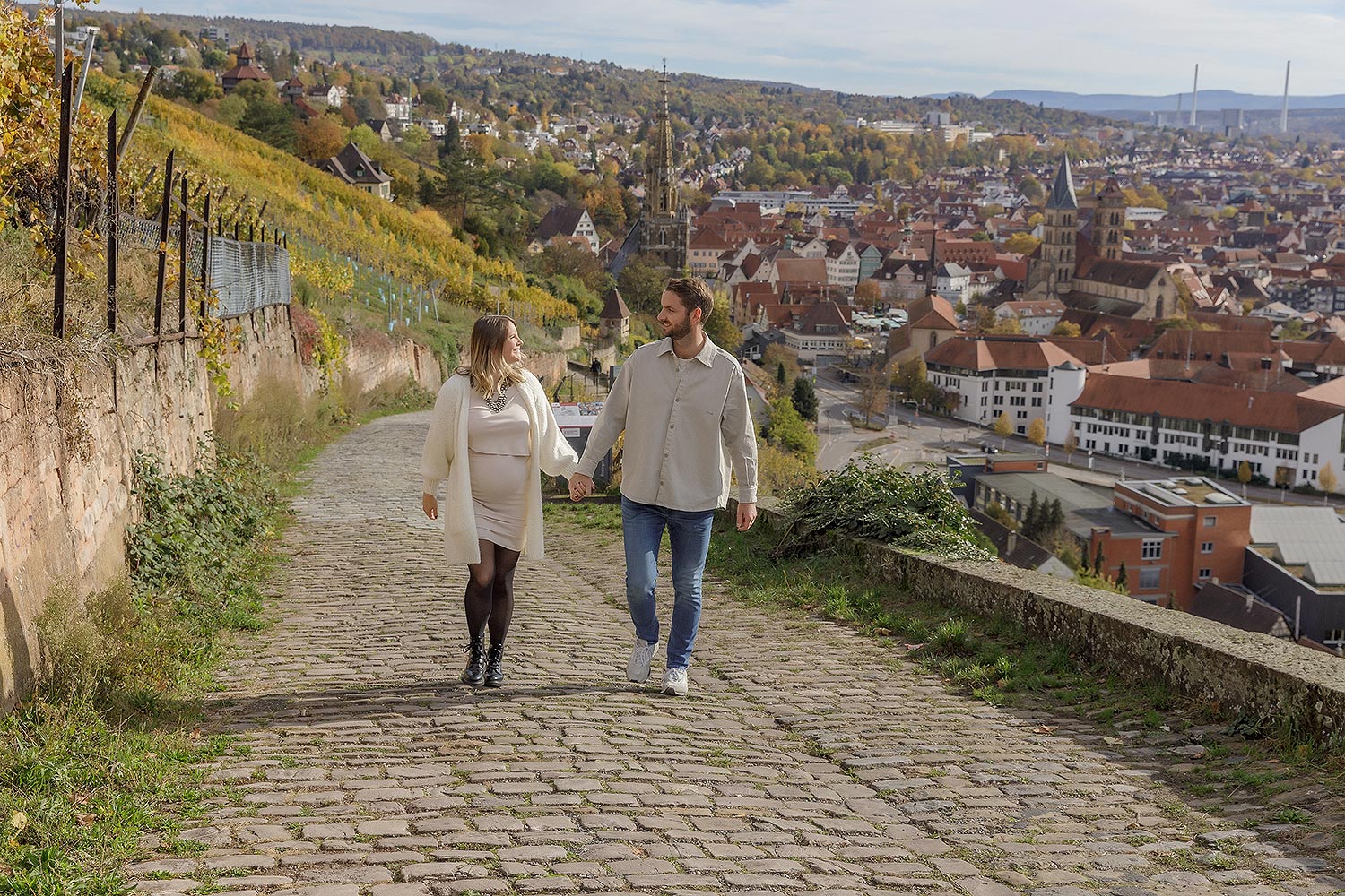 Traumhafte Babybauchfotos und Schwangerschaftsbilder 36 Babybauchfotos in den Esslinger Weinbergen im Herbst